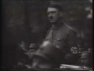 Adolf Hitler nimmt Vorbeimarsch der SA ab