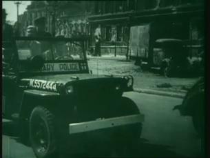 Truman und Churchill fahren durch das zerstörte Berlin