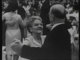 Erich Honecker und Walter Ulbricht prosten mit Leonid Breschnew