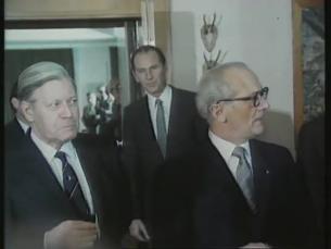 Helmut Schmidt und Erich Honecker bei KSZE-Konferenz