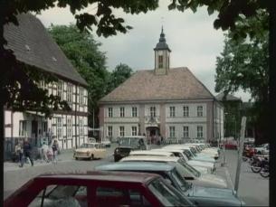 Alltagszenen: Trabi auf holprigem Stra&szlig;enpflaster, Altstadt