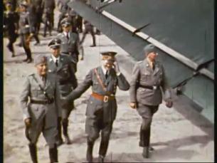 Adolf Hitler bringt Benito Mussolini zum Flugzeug