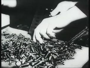 Frauen in Rüstungsfabrik