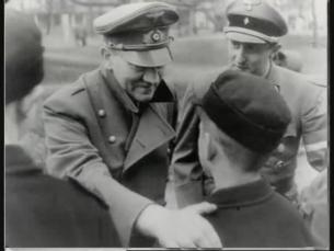 Adolf Hitler begl&uuml;ckw&uuml;nscht angetreten Hitlerjungen