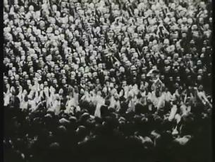 Adolf Hitler nimmt Vorbeimarsch der Hitlerjugend ab