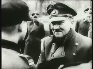 Adolf Hitler trifft angetretene Hitlerjungen