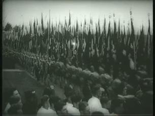 Adolf Hitler nimmt Vorbeimarsch der Hitlerjugend ab