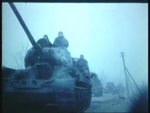 Sowjetische Panzer und Soldaten