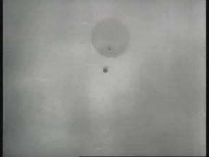 Flugbl&auml;tter werden an einem Ballon in Richtung DDR geschickt