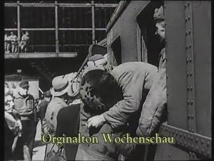 Deutsche Kriegsgefangene kommen an einem Bahnhof in Berlin an