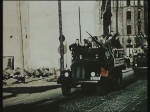 Kommunisten auf LKWs mit Fahnen feiern Gr&uuml;ndung der DDR