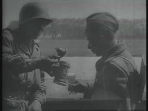 Sowjetische und US-Soldaten treffen an der Elbe zusammen