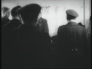 DDR-NVA-Soldaten geben Uniform ab