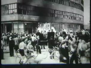 Demonstranten am Brandenburger Tor und Potsdamer Platz