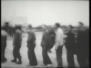 Deutsche Gefangene werden durch das befreite KZ Majdanek gef&uuml;hrt