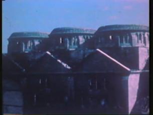 Ruine einer Synagoge und zerstörte Häuser