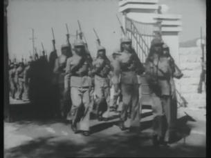 Siegesparade mit britischen Soldaten zum Sieg Zweiter Weltkrieg