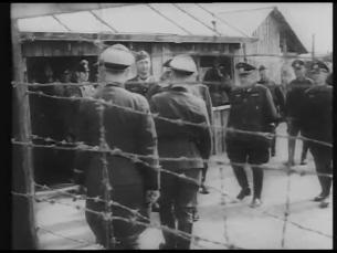 Heinrich Himmler besichtigt ein Kriegsgefangenenlager