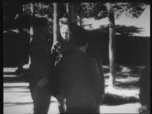 Adolf Hitler begr&uuml;&szlig;t deutsche Offiziere im Wald