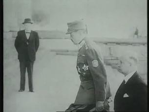 Carl Gustaf Mannerheim auf der Treppe zum Regierungsgeb&auml;ude