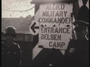 Britische Soldaten kommen im befreiten KZ Bergen-Belsen an