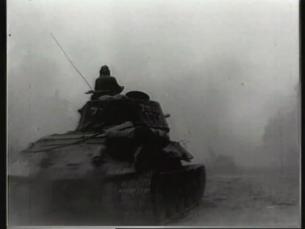 Sowjetische Panzer und Soldaten bei K&auml;mpfen