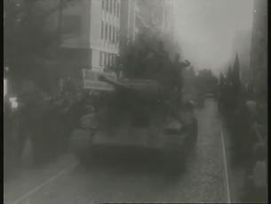 Sowjetische Panzer fahren in Bukarest ein