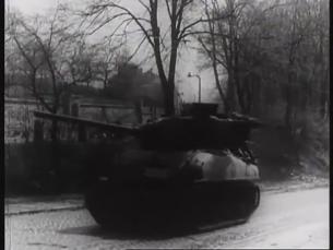 Sherman-Panzer feuert seitlich im Fahren