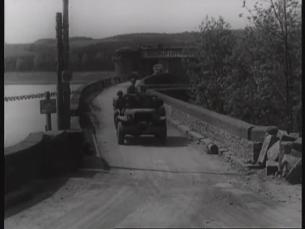 Jeep auf Möhnedamm-Talsperre