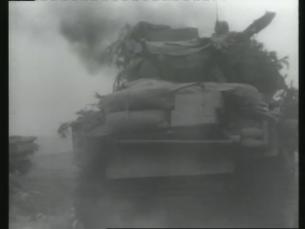 Vormarsch US-Truppen mit Sherman Panzern und Spähpanzern