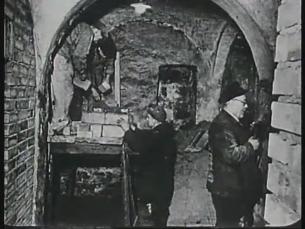 Menschen beim Bau eines Luftschutzkellers