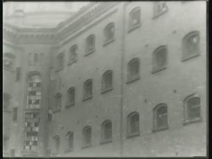 Mauergang und Gefängnisfront