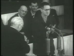 Bertolt Brecht wird von Otto Pieck ausgezeichnet