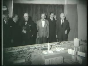 Le Corbusier und Walter Gropius vor dem Modell des Hansaviertels