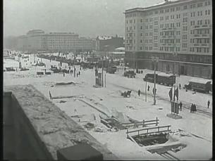 Stalinallee und Einzug von Bewohnern nach deren Errichtung
