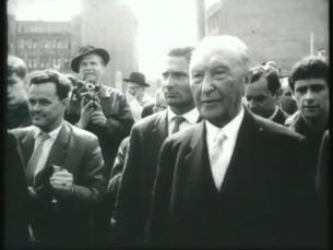 Konrad Adenauer mit Willy Brandt an der Mauer
