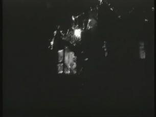 Brennende H&auml;user nach Bombardierung