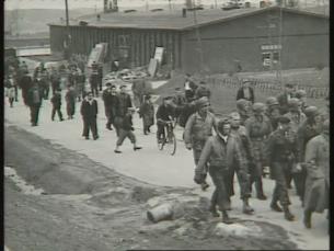 US-Soldaten und Zivilisten begehen nach der Befreiung das Lager