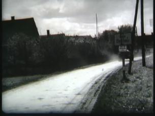 US-Fahrzeuge fahren an Ortsschild Dachau vorbei
