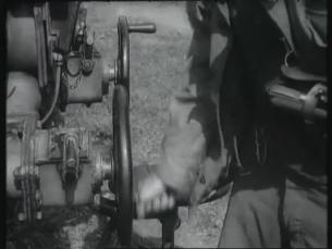 US-Soldat an deutschem Flak-Gesch&uuml;tz