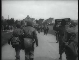 GI's tragen Ortsschild