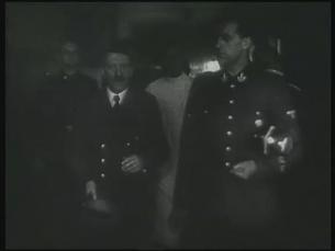 Adolf Hitler besucht die bei dem Attentat Verletzten