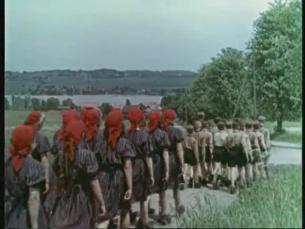Hitlerjugend und BDM marschieren durch Sommerlandschaft