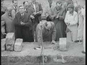 Walter Ulbricht bei einer Grundsteinlegung in Dresden