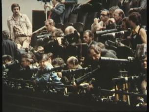 Helmut Schmidt wird als Nachfolger von Willy Brandt zum Bundeskanzler gew&auml;hlt