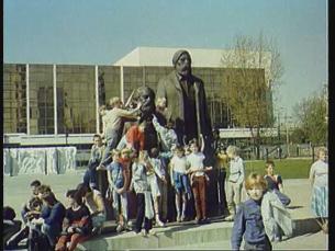 Vor dem Palast der Republik