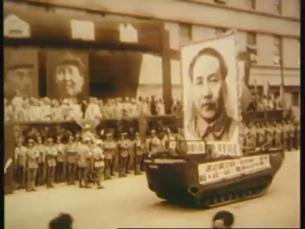 1949: Siegesfeier der Kommunisten, Mao Zedong inspiziert Truppen