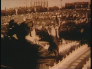 Kulturrevolution: Mao Zedong vor jubelnder Menschenmenge
