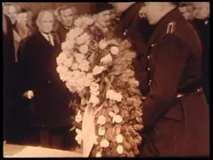 Konrad Adenauer legt in KZ-Gedenkst&auml;tte Kranz nieder
