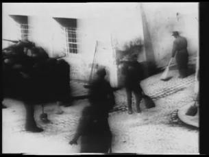 Nazis m&uuml;ssen Stra&szlig;e fegen